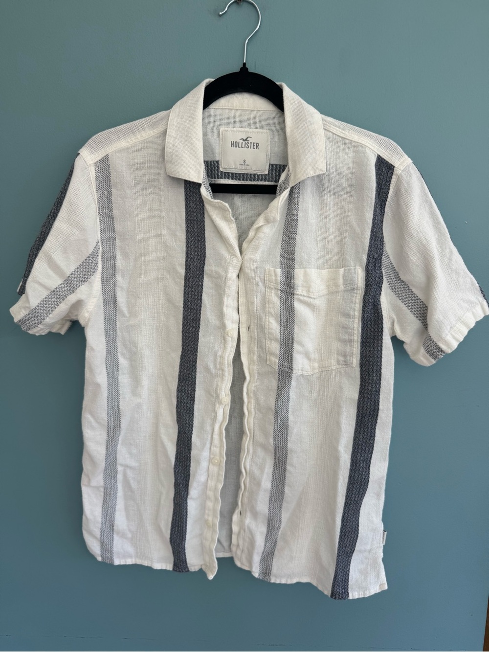Hollister White Short-Sleeve Button-Down Shirt with Gray Vertical Stripes